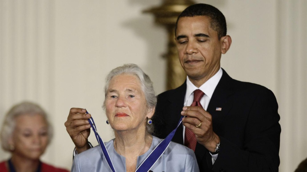 President Barack Obama putting a medal on Dr. Janet Rowley