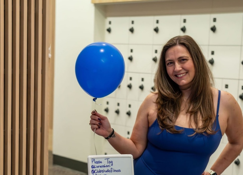 Loni Paulsen at a colorectal cancer tabling event with blue balloon.